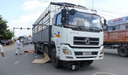 Xe tải cán thẳng qua xe máy, thi thể 2 cô gái mắc kẹt dưới gầm xe