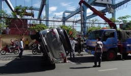 Tài xế đạp cửa, giải cứu nữ giám đốc trong chiếc xe lật nghiêng