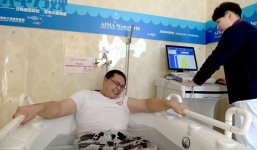 Xem các ông chồng vật vã trải nghiệm cảm giác đau đẻ