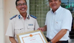 Khen thưởng người cứu bé sơ sinh văng ra khỏi bụng mẹ ở An Giang