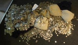 Vác 400 triệu đồng tiền xu đi mua ô tô