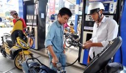 Giá xăng giảm kỉ lục 950 đồng/lít từ trưa 7/11