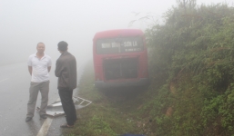 Sương mù dày đặc, xe khách đâm xe tải