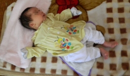 Bé trai 2 tháng tuổi bị bỏ rơi trong đêm lạnh trước trường mầm non