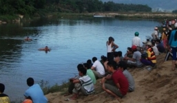 Lật xuồng, 3 học sinh chết đuối thương tâm