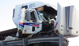 Xe đầu kéo tự gây tai nạn, 2 phụ xe chết kẹt trong cabin xe bẹp rúm