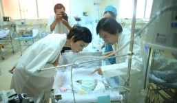 Hai nghệ sĩ thăm em bé bị tai nạn giao thông thương tâm