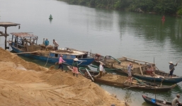 200 cảnh sát vây bắt 'cát tặc' khai thác trộm 1 tỷ đồng/ngày trên sông Hồng