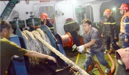 Tàu 3.000 tấn chở nhựa đường bốc cháy dữ dội gần kho xăng