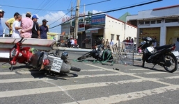 Ba người đi xe máy bất tỉnh vì cột đèn đường bỗng nhiên đổ sập