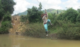 Đu dây qua sông: 'Không qua thì đói!'