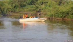 Hai cán bộ truy bắt lâm tặc bị mất tích do lật xuồng