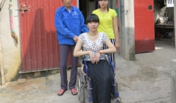 Người mẹ cơ cực và nghị lực của cô con gái tật nguyền