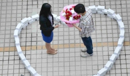 Màn tỏ tình đầy chất công nghệ với 99 chiếc iPhone 6