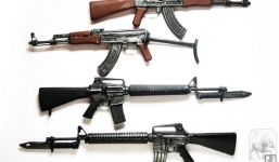 Clip: Tiểu liên huyền thoại AK47 của Nga đọ sức M16 của Mỹ