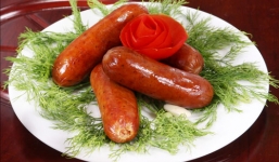 Cách làm xúc xích tại nhà đơn giản thơm, ngon