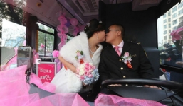 Màn đón dâu bằng xe buýt 'khủng' dài 18m 