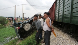 Tài xế mắc kẹt trong ô tô bị tàu kéo lê 20 mét