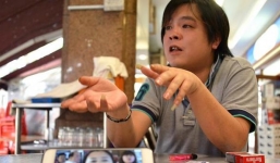 Chủ cửa hàng Mobile Air kiện dân Singapore vì hành vi quấy rối