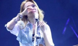 Mỹ Tâm khóc liên tục trước 40.000 khán giả