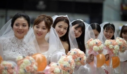 10 cô gái xinh đẹp mặc váy cưới diễu hành hưởng ứng 'Ngày độc thân'