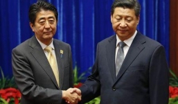 Lãnh đạo Trung Quốc, Nhật Bản 'lúng túng' bắt tay lần đầu