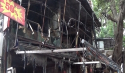 Cháy lớn thiêu rụi hai căn nhà trên phố Đê La Thành