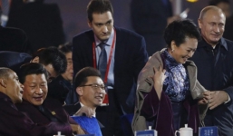 Ấn tượng cảnh Tổng thống Putin khoác áo cho phu nhân Tập Cận Bình