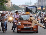 Tạm giữ đối tượng cố tình đâm xe vào CSGT