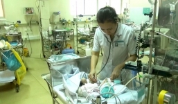 Bé sơ sinh văng khỏi bụng mẹ thở máy trở lại