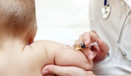 Bé trai 44 ngày tuổi bị tím tái, tử vong sau khi tiêm vaccine phòng lao