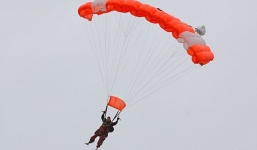 Cụ bà 100 tuổi nhảy dù mạo hiểm mừng sinh nhật 