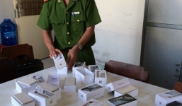 Biến 94 viên gạch men thành điện thoại Iphone để lừa tiền