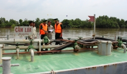 Tạm giữ 2 tàu chở hơn 1,2 triệu lít xăng dầu không giấy tờ