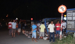 Xe chở bia bị lật, người dân giải cứu tài xế mắc kẹt và gom hàng giúp