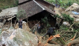 Vụ lở núi: Gia đình bị nạn vẫn ngủ trong ngôi nhà cũ