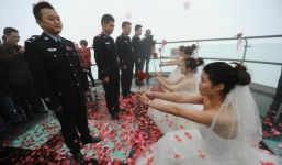 Bốn cảnh sát được bạn gái quỳ gối, cầu hôn trên độ cao nghìn mét