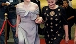 Mẹ Lý Nhã Kỳ sang trọng lần đầu lộ diện bên con gái