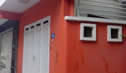 9X ngáo đá cố thủ trong nhà tắm không chịu chui ra