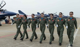 Dàn nữ phi công bay trình diễn xinh đẹp của Trung Quốc