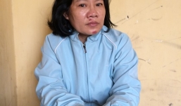 “Hô biến” 94 viên gạch men thành... iPhone để cầm đồ