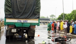 Một phụ nữ chết thảm dưới gầm xe tải