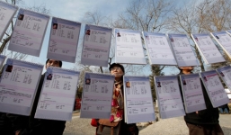 Trung Quốc: Cha mẹ già ra công viên treo bảng tìm chồng cho con 