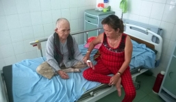 Con rể hờ hành hung mẹ vợ 84 tuổi vừa mù vừa điếc