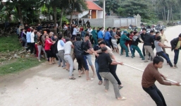 Hàng trăm người dân kéo tàu bị chìm vào bờ