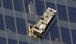 Nhân viên lau kính cheo leo trên tầng 69 Trung tâm thương mại thế giới