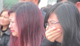 Chùm ảnh: Nghẹn ngào giây phút đón di cốt 3 mẹ con người Việt