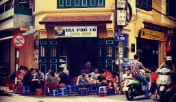 Sở thích uống bia hơi đường phố ở Hà Nội lên báo Mỹ