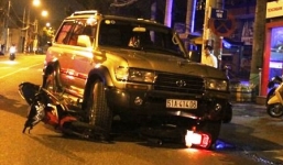 Ôtô Land Cruiser đè bẹp 2 xe máy, 2 người nguy kịch