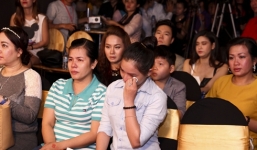 Vợ Duy Nhân bật khóc trước tình cảm của sao Việt 